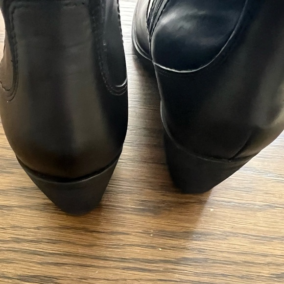 Clark’s Neva Zip Waterproof Ankle Boots. - Picture 3 of 7